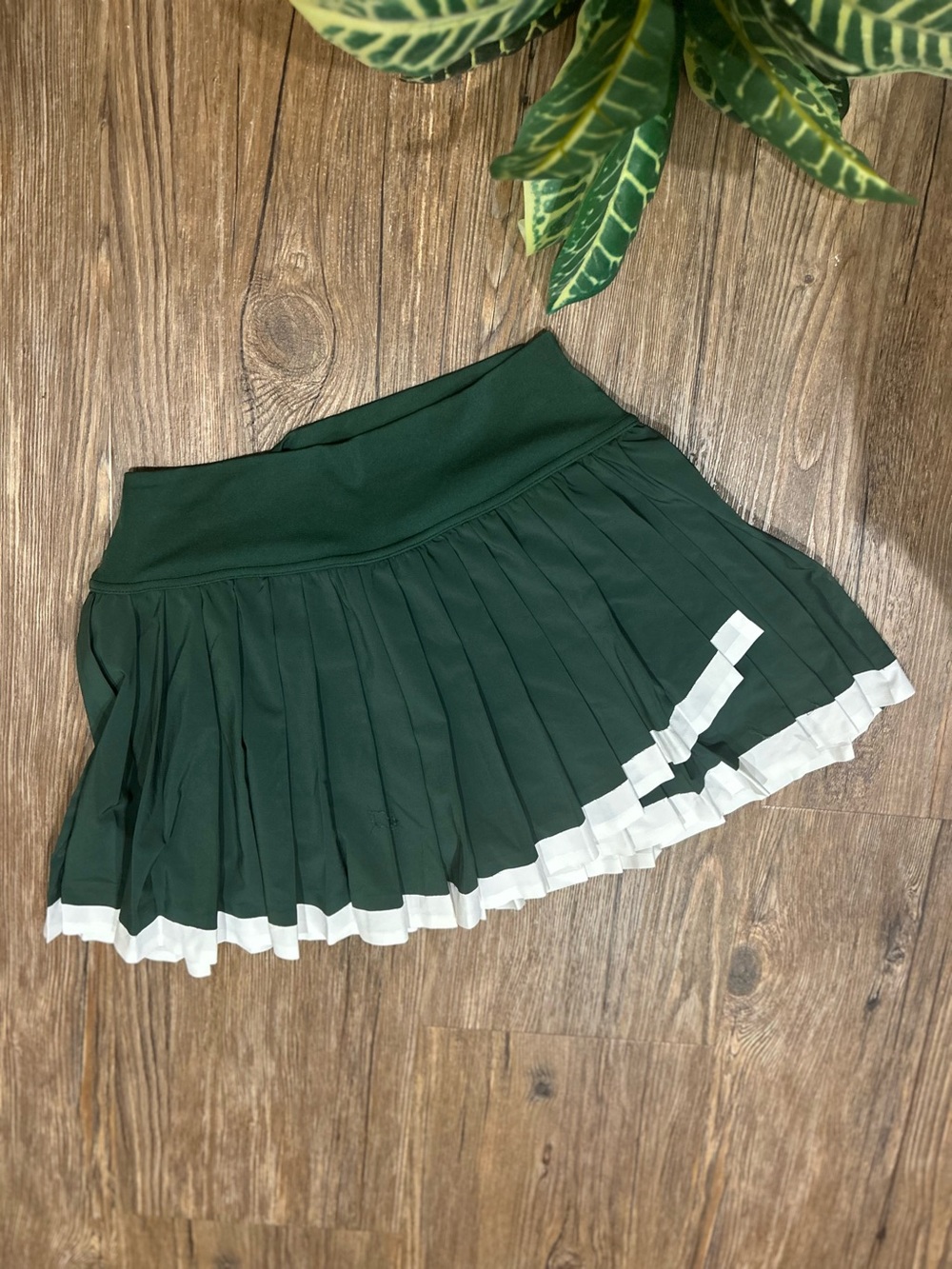 Offline by AERIE (M) Green/White Trim Athletic Skort - Picture 2 of 6